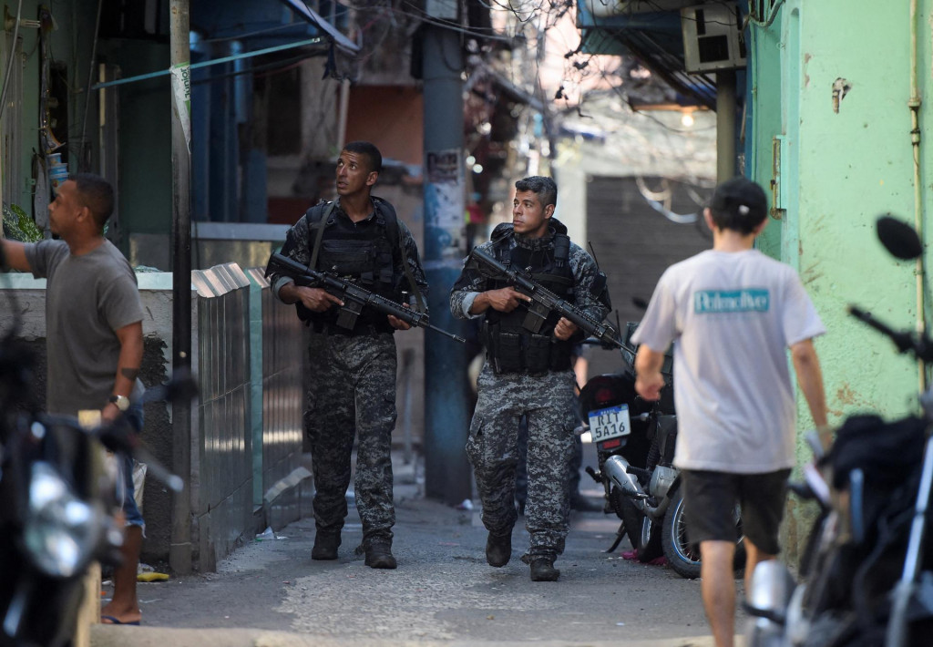 Policajná hliadka kontroluje favelu v Riu de Janeiro. FOTO: reuters