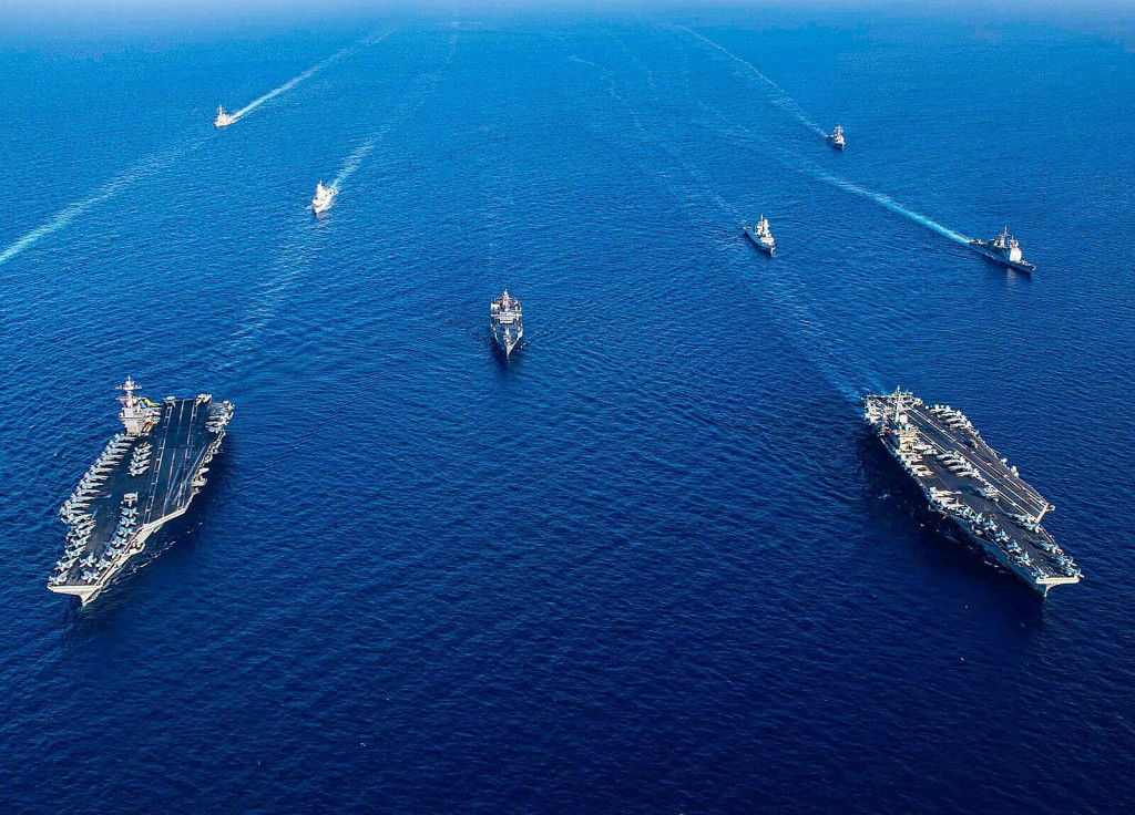 Dvojicu lietadlových lodí USS Ford a USS Ike sprevádzajú početné skupiny krížnikov a torpédoborcov, ktoré majú za úlohu podporovať ich a chrániť. FOTO: US Navy