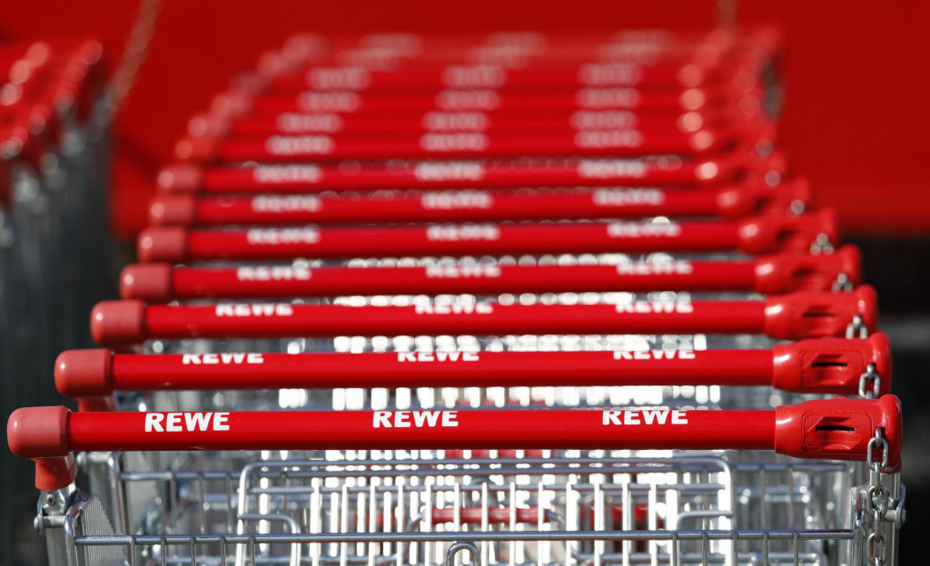 Nákupné vozíky s logami nemeckého reťazca supermarketov Rewe. FOTO: Reuters