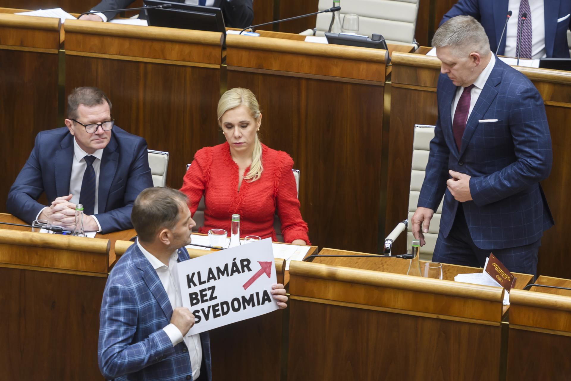 Parlament: Ste skorumpované svine, kričal Matovič na Ficovu vládu. Žiga pohrozil, že mu vypne mikrofón