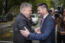 Minister pôdohospodárstva Richard Takáč má podporu svojho straníckeho a kabinetného šéfa Roberta Fica (vľavo). FOTO: TASR/J. Novák