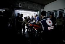 Zranenej osobe poskytli pomoc v nemocnici Šifá podobne, ako stovkách ďalších Palestínčanov. FOTO: Reuters