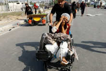 Palestínčanka, ktorá bola zranená pri izraelskom útoku a nachádzala sa v nemocnici Šífa, sa po úteku zo severu Gazy sťahuje na juh. FOTO: Reuters