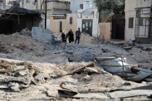 Ľudia kontrolujú škody po izraelských útokoch na okupovanom Západnom brehu Jordánu. FOTO: Reuters