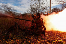 Ukrajinskí vojaci strieľajú z protitankového granátometu SPG-9 na ruské jednotky v meste Avdiivka v prvej línii. FOTO: Reuters