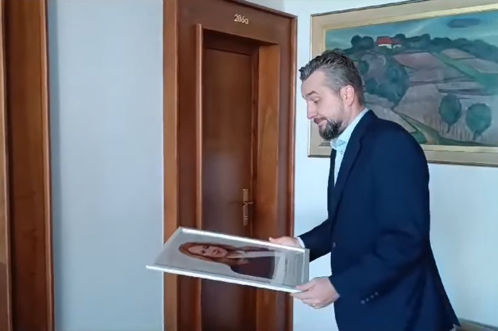 Podpredseda parlamentu Ľubo&scaron; Blaha počas toho, ako odklad&aacute; portr&eacute;t prezidentky Zuzany Čaputovej a nahr&aacute;dza ho Che Guevarom. FOTO: FB/SV