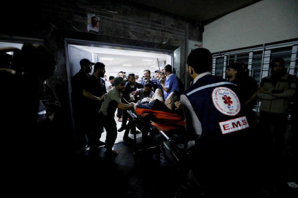 Zranenej osobe poskytli pomoc v nemocnici Šifá podobne, ako stovkách ďalších Palestínčanov. FOTO: Reuters