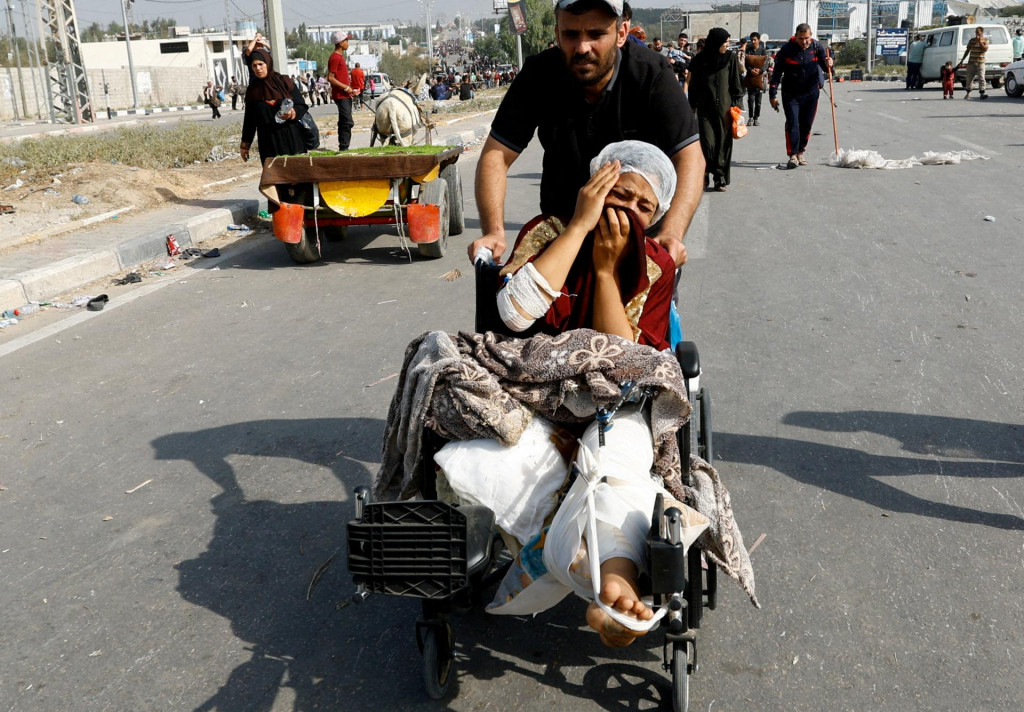 Palestínčanka, ktorá bola zranená pri izraelskom útoku a nachádzala sa v nemocnici Šífa, sa po úteku zo severu Gazy sťahuje na juh. FOTO: Reuters