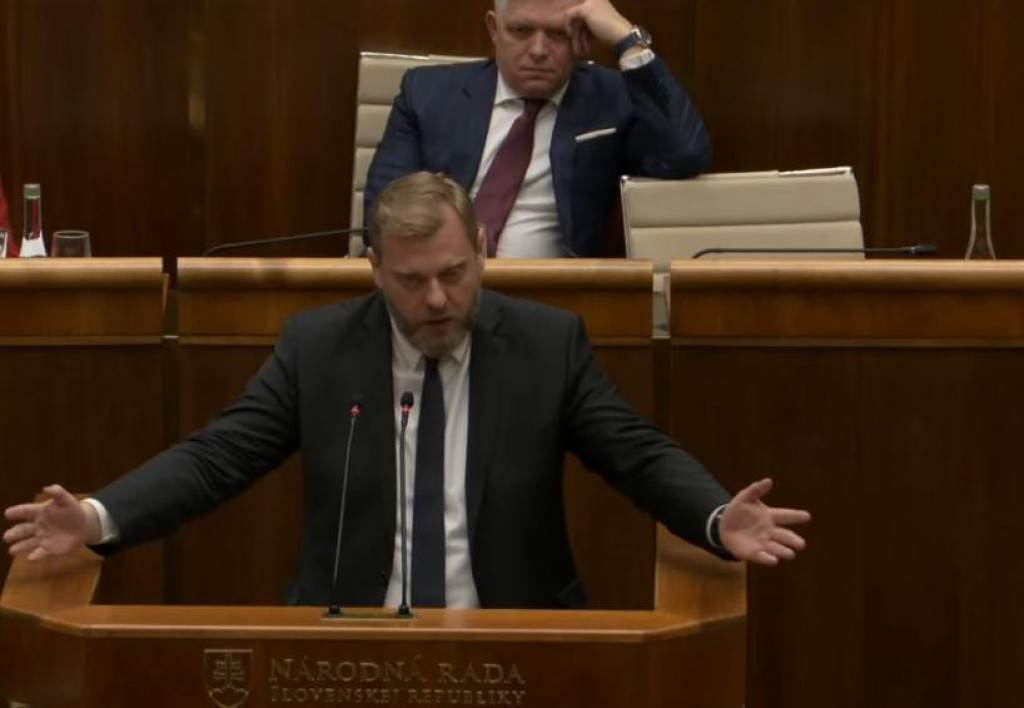 Poslanec Juraj Krúpa a premiér Robert Fico. FOTO: Youtube NR SR