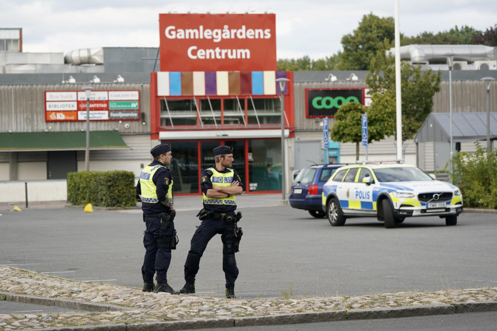 Policajti na mieste činu po streľbe v meste Kristianstad. FOTO: Reuters