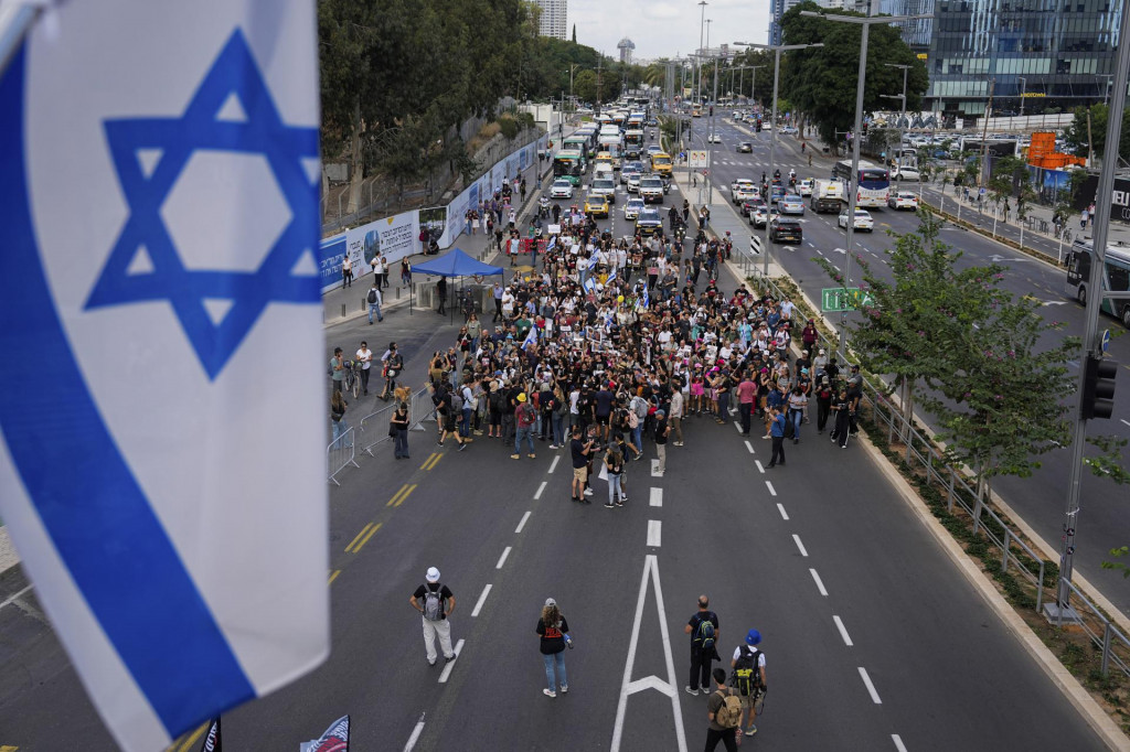 Rodiny a priatelia 240 rukojemníkov unesených militantmi Hamasu začali v utorok päťdňový ”Pochod za rukojemníkov” z Tel Avivu k sídlu izraelského premiéra v Jeruzaleme. FOTO: TASR/AP