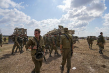 Izraelskí vojaci sa zhromažďujú neďaleko hranice Izraela s pásmom Gazy na juhu Izraela. FOTO: TASR/AP