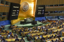 Výsledky hlasovania o nezáväznej rezolúcii vyzývajúcej na ”humanitárne prímerie” v Gaze na Valnom zhromaždení OSN. FOTO: TASR/AP