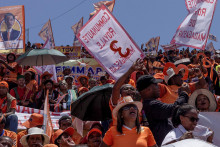 Ľudia sa pred blížiacimi voľbami zhromaždili na poslednom mítingu prezidentskej kampane Andryho Rajoelina. FOTO: Reuters