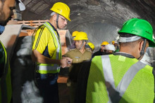 Príslušníci záchranných zložiek sa už tretí deň v poradí snažia vyslobodiť 40 robotníkov, ktorí uviazli v zrútenom rozostavanom cestnom tuneli v štáte Uttaránčal na severe Indie. FOTO: TASR/AP