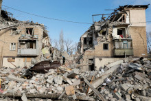 Obytné domy ťažko poškodené ruským raketovým útokom v meste Selydove. FOTO: Reuters
