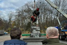 V ukrajinskom hlavnom meste Kyjeve odstránili pamätník ruského básnika Alexandra Puškina. FOTO: Facebook/Dmytro Belotserkovets