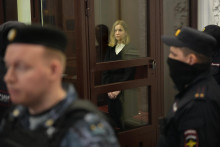 Darja Trepovová, podozrivá z bombového útoku, pri ktorom zahynul známy ruský bloger, stojí v sklenenej klietke počas súdneho pojednávania 15. novembra 2023 v Moskve. FOTO: TASR/AP