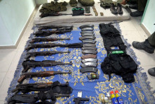 Zbrane a vybavenie, ktoré podľa izraelskej armády našla v nemocničnom komplexe Al Shifa v pásme Gazy. FOTO: Reuters