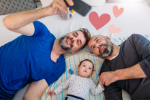 Deti v rodinách s dvomi otcami sú lepšie vychované a šťastnejšie