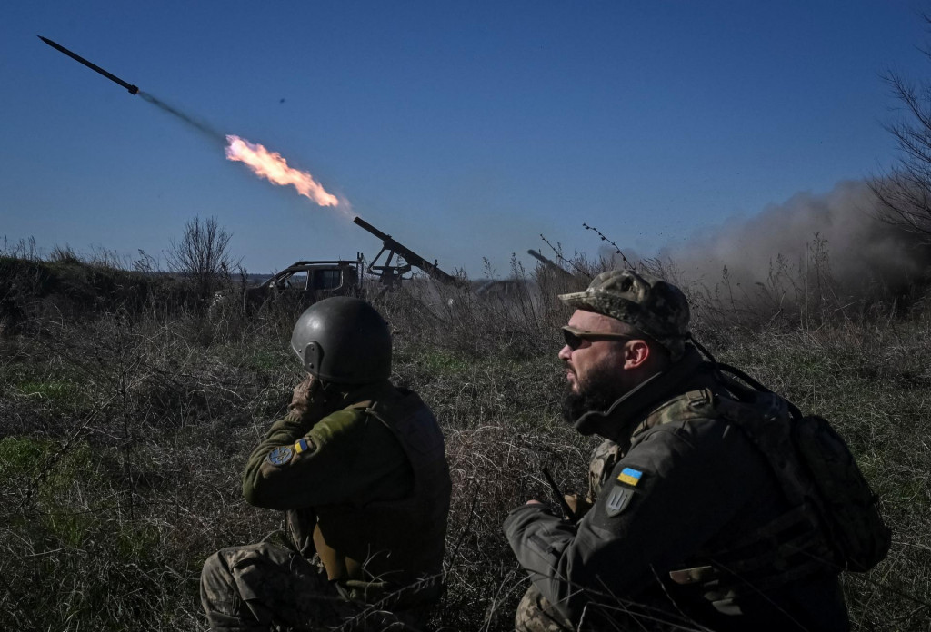 Ukrajinskí vojaci odpaľujú malý raketový systém Partyzan smerom k ruským jednotkám v Záporoží na Ukrajine. FOTO: Reuters
