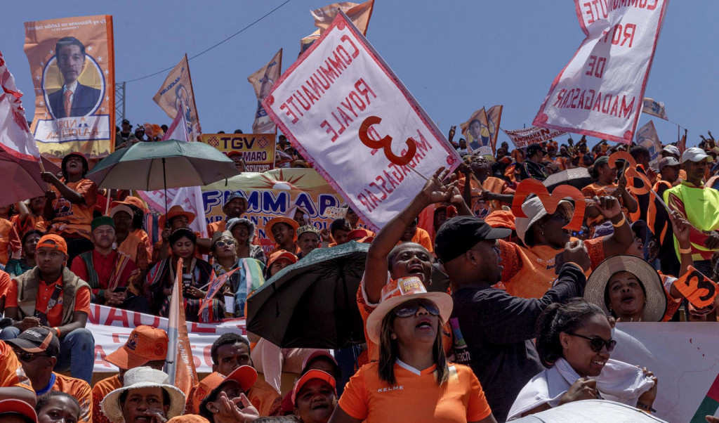 Ľudia sa pred blížiacimi voľbami zhromaždili na poslednom mítingu prezidentskej kampane Andryho Rajoelina. FOTO: Reuters