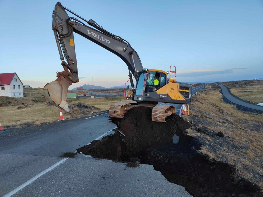 Po tom, čo sa na ceste objavili trhliny v dôsledku sopečnej činnosti neďaleko Grindaviku na Islande, začali opravy. FOTO: Reuters