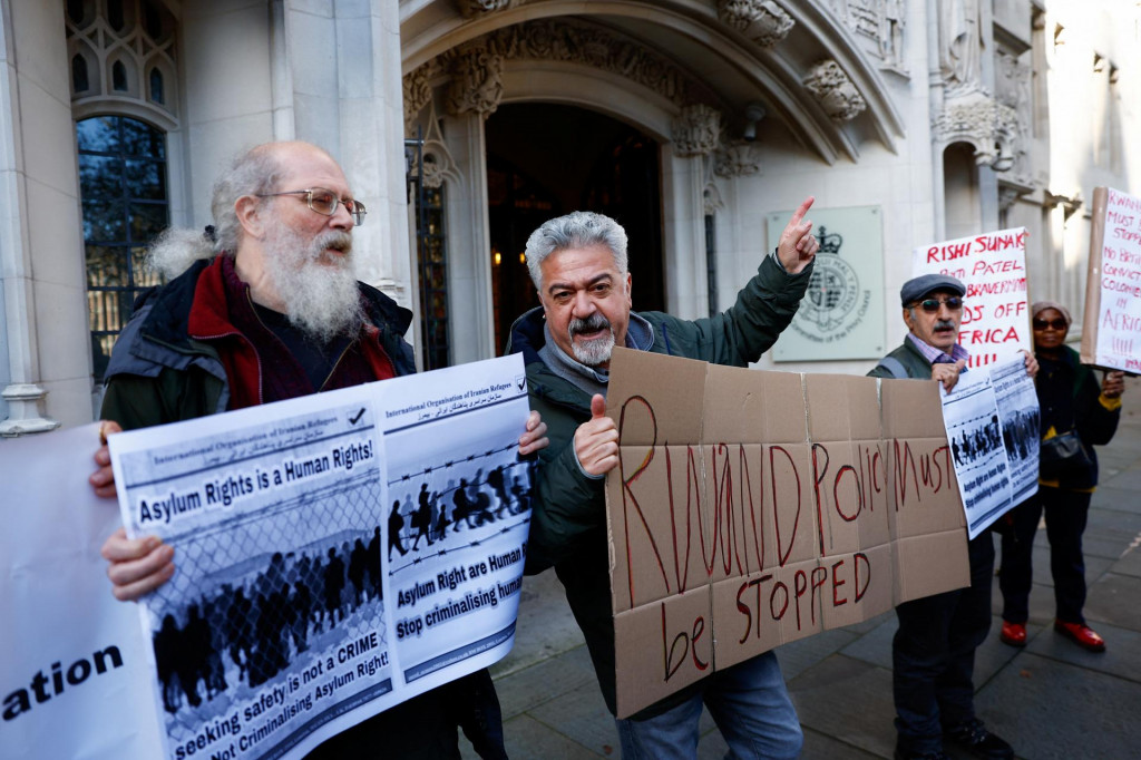Demonštranti držia transparenty pred Najvyšším súdom v Londýne. FOTO: Reuters