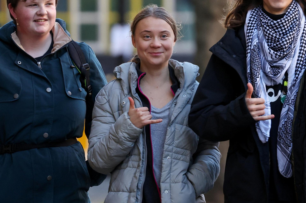 Švédska klimatická aktivistka Greta Thunbergová prichádza na Westminsterský súd v Londýne. FOTO: Reuters