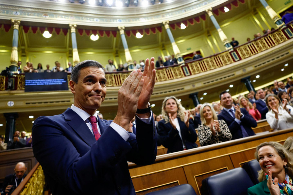 Spain‘s acting Prime Minister Pedro Sanchez applauds while he arrives for the investiture debate as Spain‘s Socialists seek to clinch a new term following a deal with the Catalan separatist Junts party for government support, a pact which involves amnesties for people involved with Catalonia‘s failed 2017 independence bid, in Madrid, Spain November 15, 2023. REUTERS/Susana Vera SNÍMKA: Susana Vera