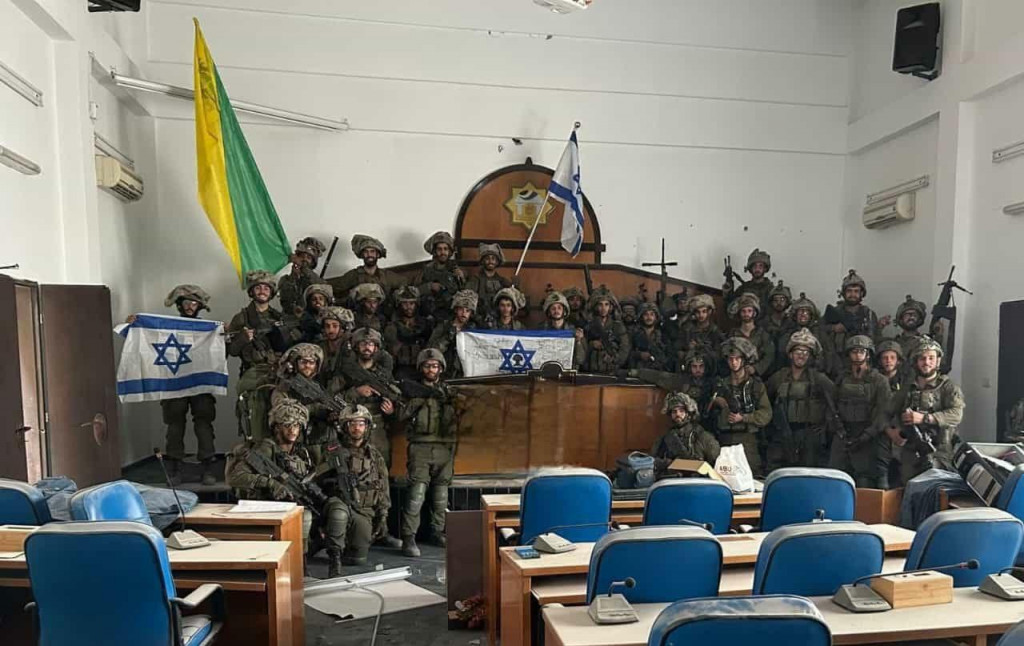 Izraelskí vojaci v budeve parlamentu v Gaze. FOTO: X/@manniefabian