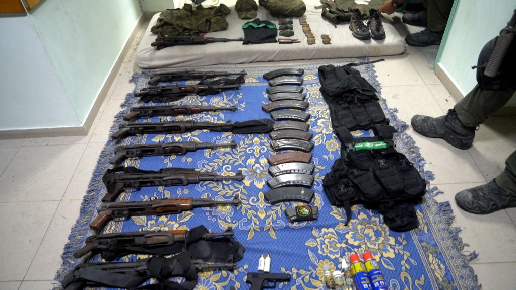Zbrane a vybavenie, ktoré podľa izraelskej armády našla v nemocničnom komplexe Al Shifa v pásme Gazy. FOTO: Reuters