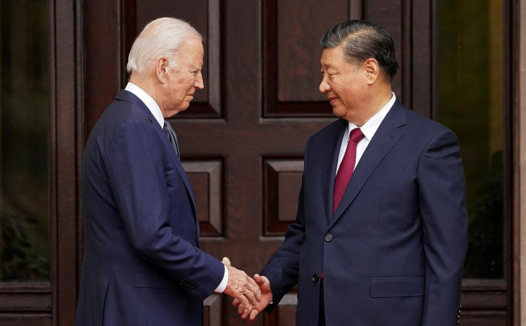 Americký prezident Joe Biden si podáva ruku s čínskym prezidentom Si Ťin-pchingom na sídlisku Filoli na okraji summitu ázijsko-tichomorskej hospodárskej spolupráce. FOTO: Reuters