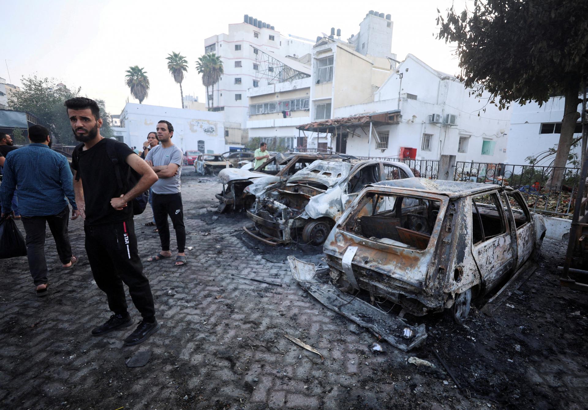 Izraelské tanky obliehajú nemocnicu al-Ahlí v Pásme Gazy. Ide o násilný útok, tvrdí Červený polmesiac