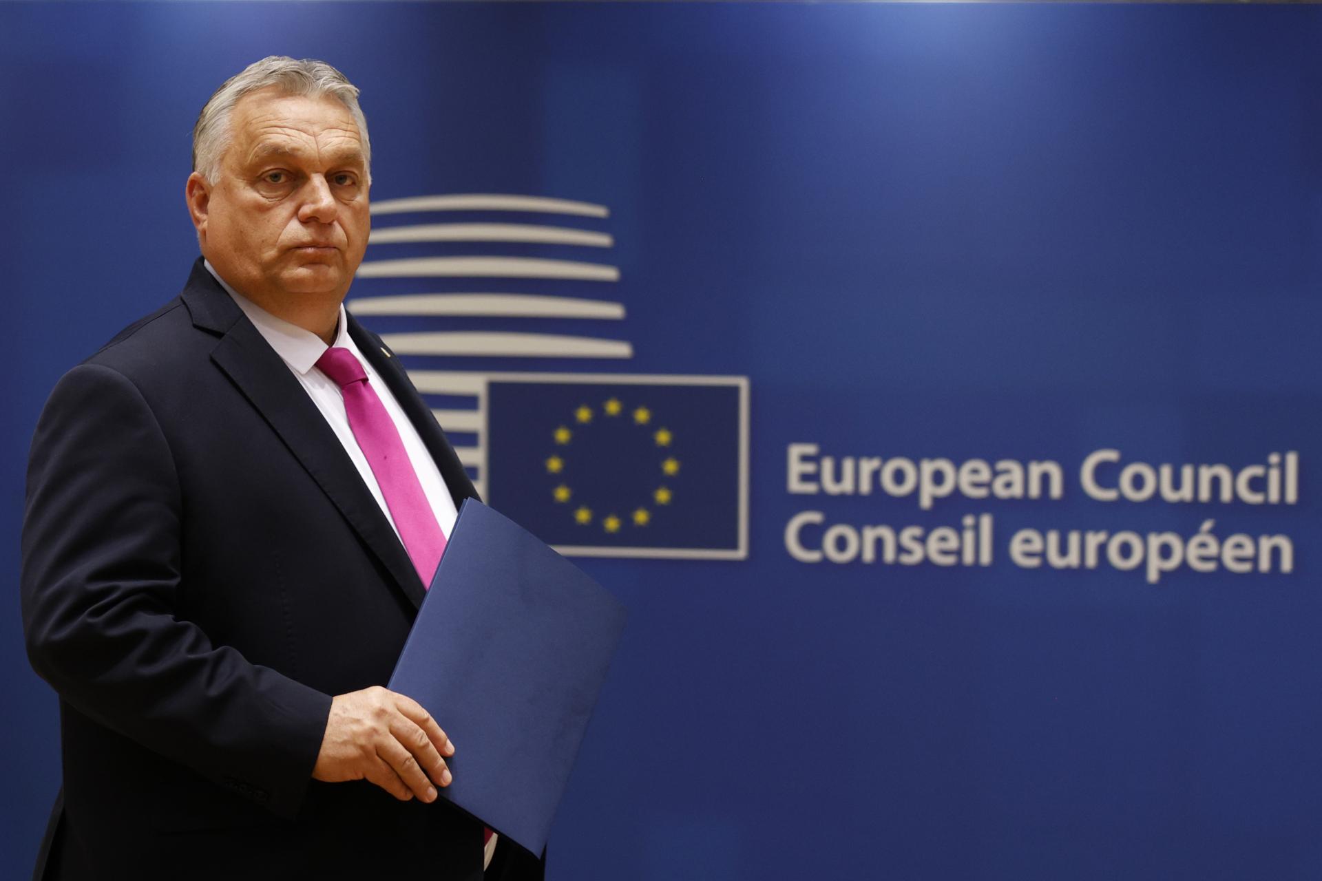 Tieňová vláda opozície tvrdí, že Orbán chce vyviesť Maďarsko z Európskej únie