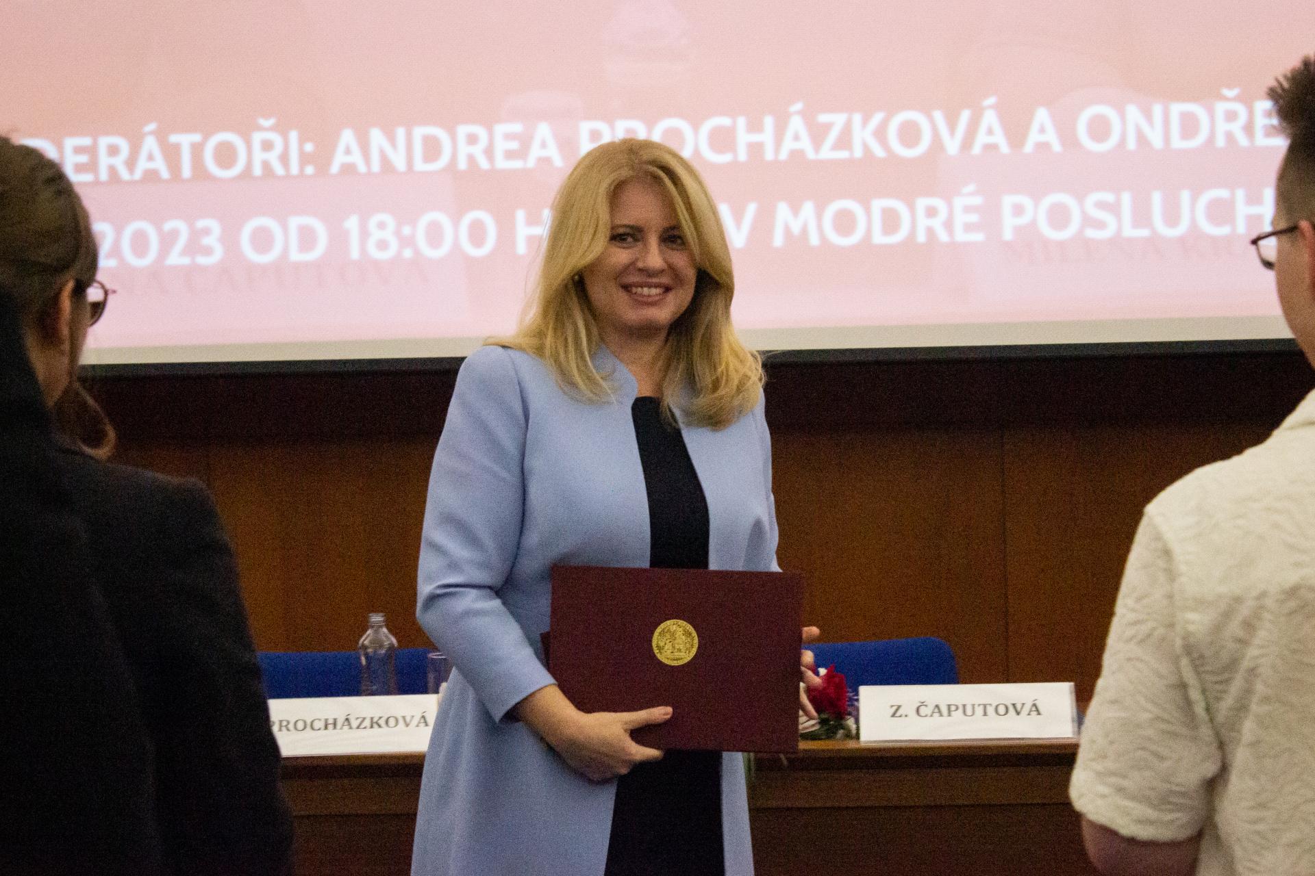 Čaputová debatovala v Prahe so študentmi, od Univerzity Karlovej dostala medailu