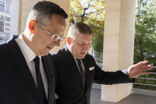 Minister financií Kamenický (vľavo) to bude mať ťažké. Našťastie má plnú podporu premiéra Fica (vpravo). FOTO: TASR/M. Baumann
