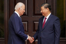Americký prezident Joe Biden si podáva ruku s čínskym prezidentom Si Ťin-pchingom. FOTO: Reuters