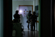 Izraelskí vojaci kontrolujú nemocničný komplex Šífa v Pásme Gazy. FOTO: Reuters