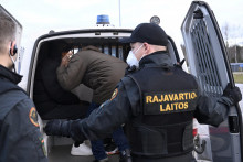 Žiadatelia o azyl prichádzajúci z Ruska sú transportovaní do prijímacieho strediska Joutseno na pohraničnej stanici Nuijamaa medzi Ruskom a Fínskom v Lappeenranta. FOTO: Reuters