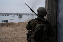 Izraelský vojak sa zúčastňuje operácie v lokalite označenej ako Prístav Gaza. FOTO: Reuters