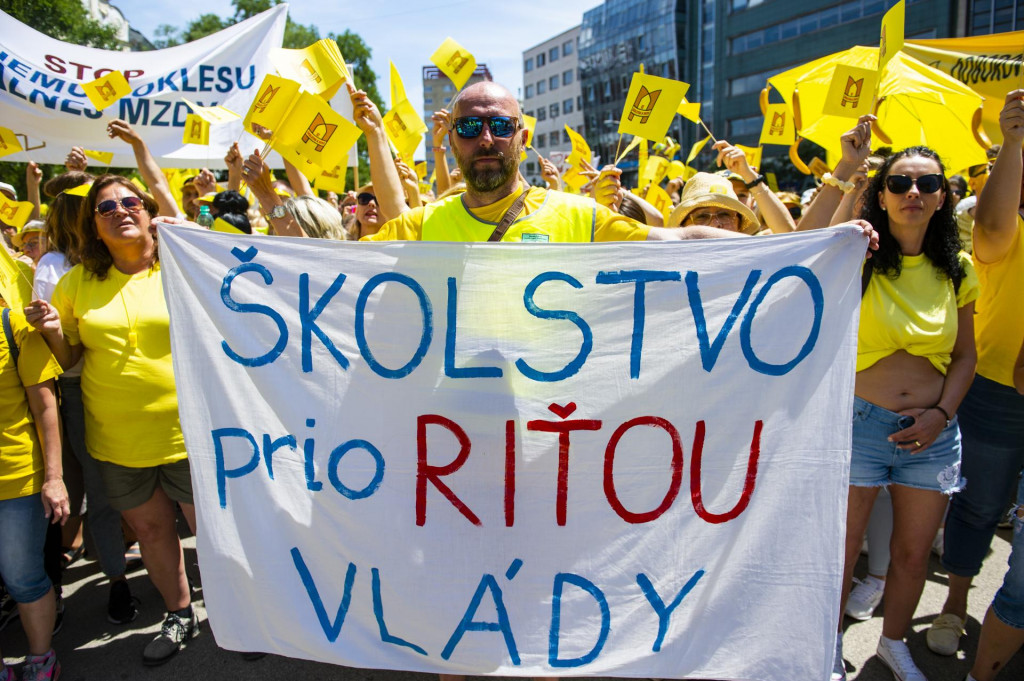 Tisícky slovenských učiteľov v minulosti viackrát vyšli do ulíc. Bojujú za lepšie podmienky a vyššie platy.

FOTO: TASR/J. Kotian