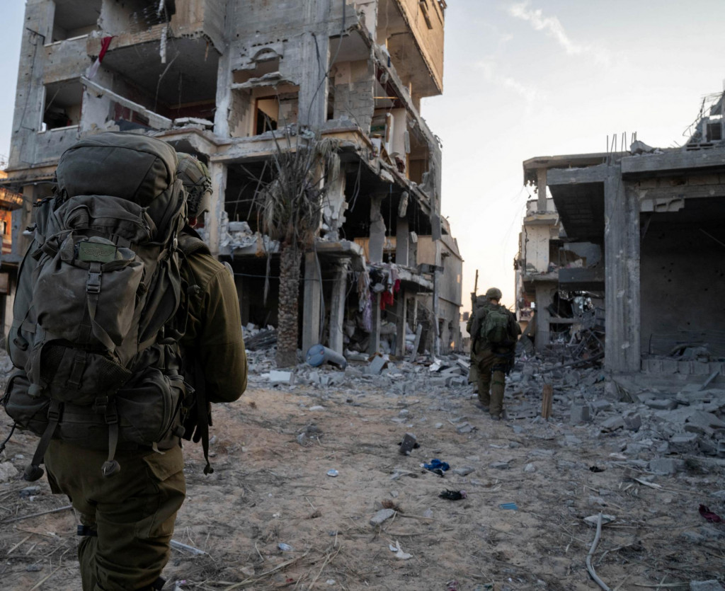 Izraelský vojaci počas operácie v Gaze. FOTO: Reuters