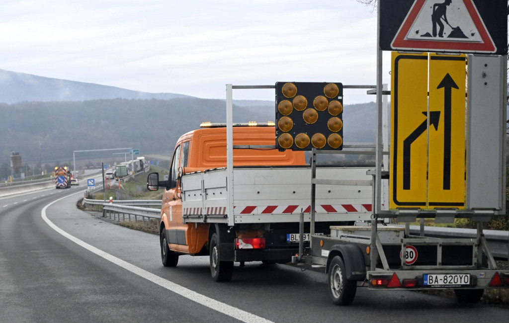Kamióny prichádzajúce po diaľnici D1. Ilustračné foto: TASR/Roman Hanc