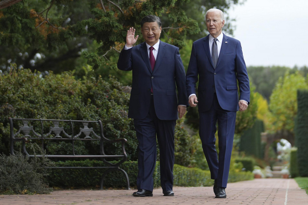 Americký prezident Joe Biden a čínsky prezident Si Ťin-pching sa prechádzajú v záhradách počas stretnutia v americkom mestečku Woodside v štáte Kalifornia. FOTO: TASR/AP