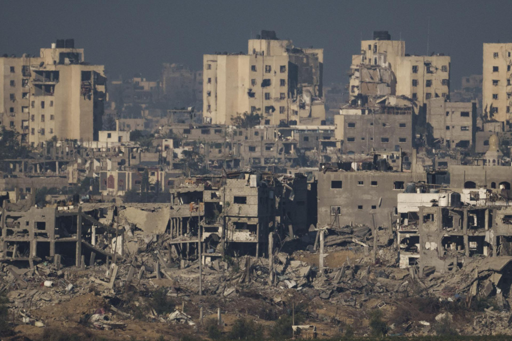 Zničené budovy po izraelskom leteckom útoku v pásme Gazy. FOTO: TASR/AP