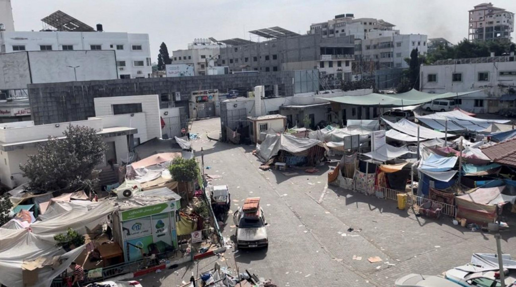Palestínčania hľadajú úkryt v blízkosti nemocnice Šifá. FOTO: Reuters