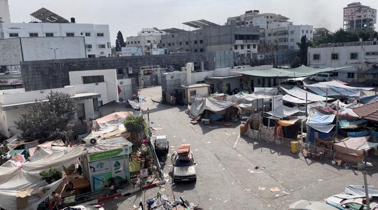 Izrael podľa AFP vyzval pred úderom k evakuácii z nemocnice. Stovky pacientov tam zostali