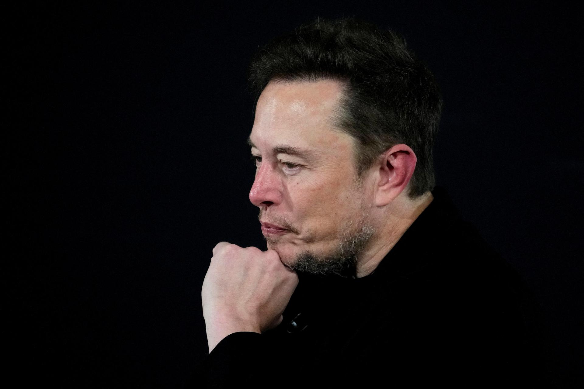 Firmy kvôli antisemitizmu pozastavujú reklamu na sieti X, Musk chystá žalobu