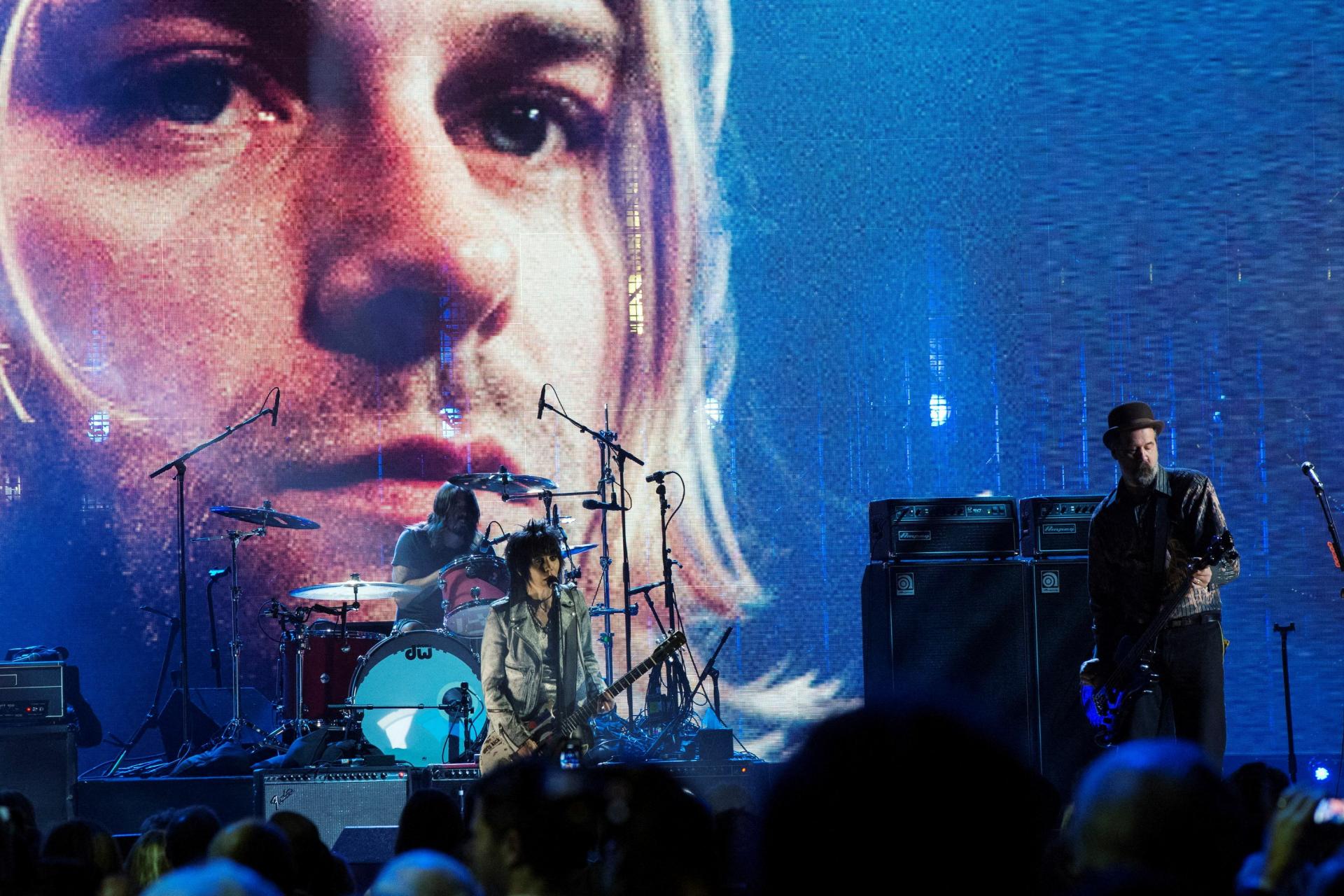 Gitaru Kurta Cobaina z posledného turné Nirvany vydražili za 1,5 milióna dolárov